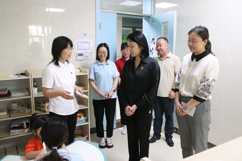 2024年6月26日，高新區(qū)黨工委副書記、管委會(huì)副主任劉春晨（前中）在院長(zhǎng)丁育紅的陪同下蒞臨兒童早期發(fā)展部參觀指導(dǎo)工作.jpg
